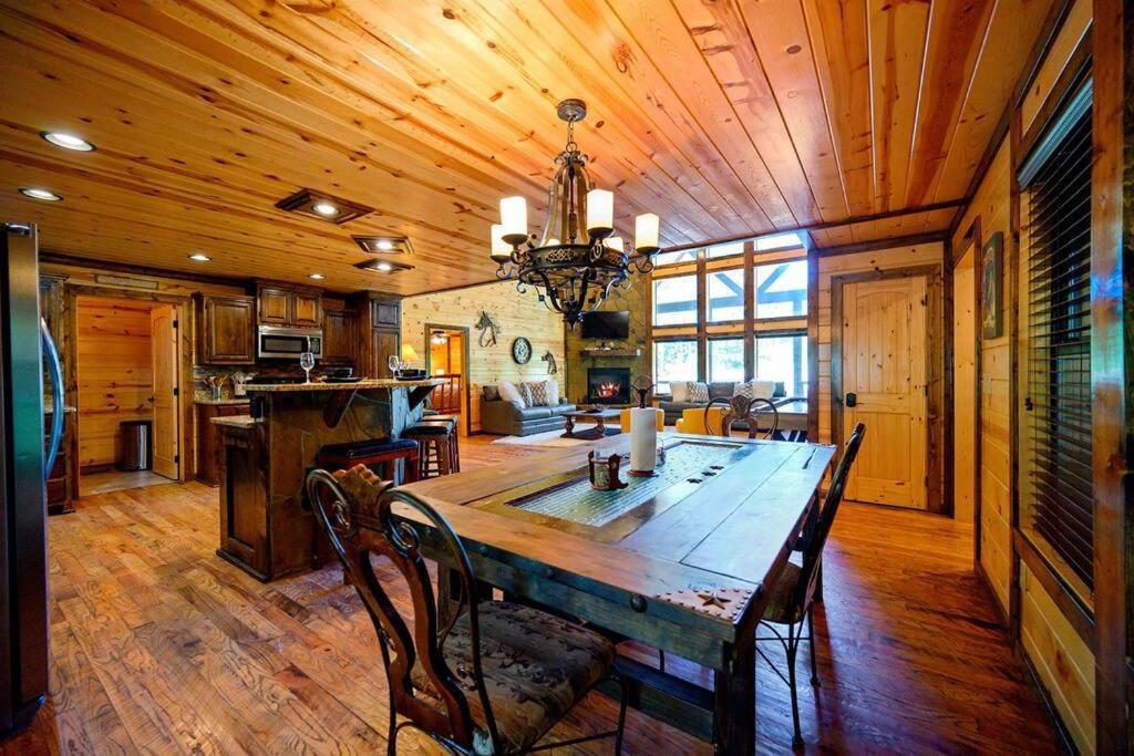 Iron Horse Lodge Sleeps 18, Games, Fire Pit, Hot Tub, Ev, More Broken Bow Luaran gambar